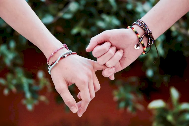 Dia do Amigo: amizade é a nossa base existencial e psicológica, diz educador