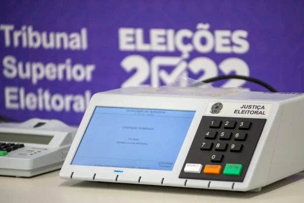 Após inspeção, TSE começa a lacrar sistema das urnas eletrônicas