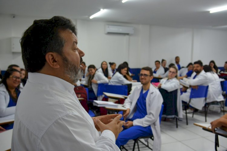 Na reta final da campanha, Carlos Bernardo conversa com acadêmicos da UCP