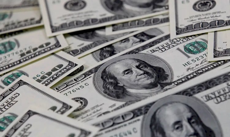 Dólar cai para R$ 5,16 à espera de dados nos Estados Unidos