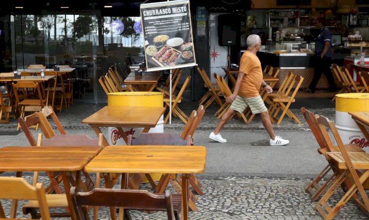 Serviços não financeiros tiveram recorde de ocupação em 2022, diz IBGE