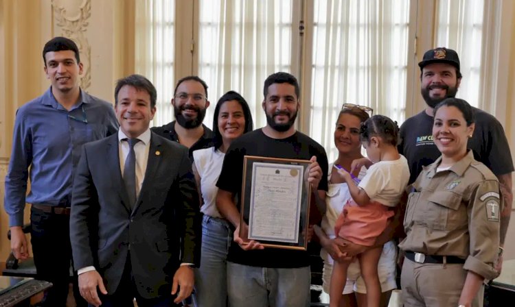 Mototaxista que salvou garoto é homenageado no Rio