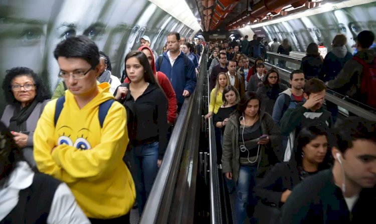 Falha no Metrô de São Paulo causa lentidão; estações estão lotadas