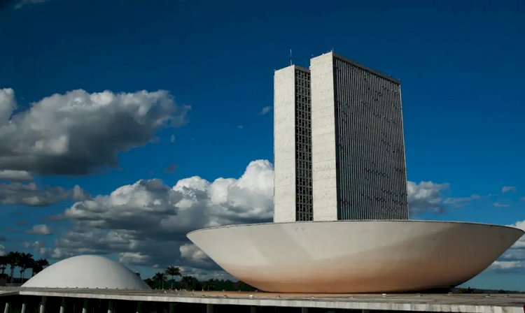Câmara pauta projeto que regula redes sociais para crianças