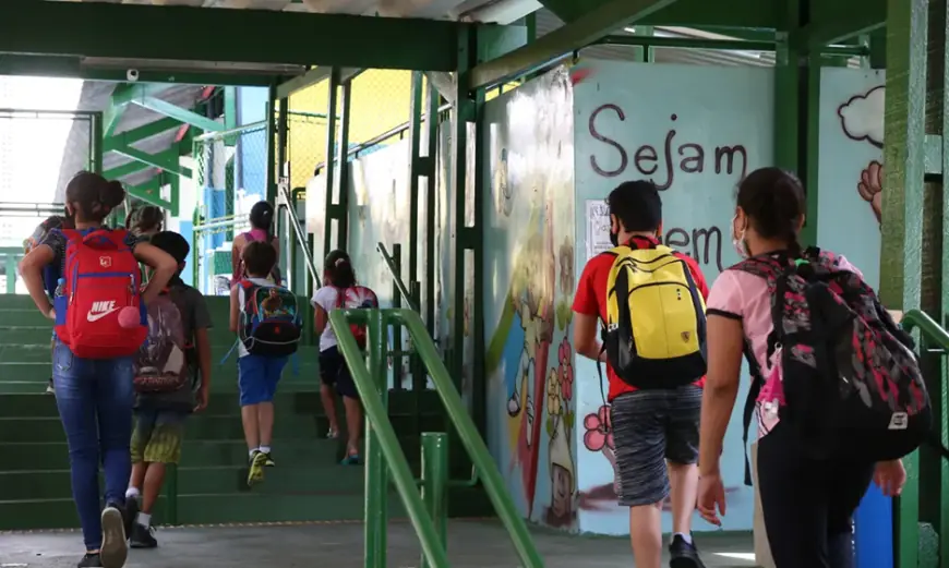Menos da metade das escolas públicas está ligada à rede de esgoto