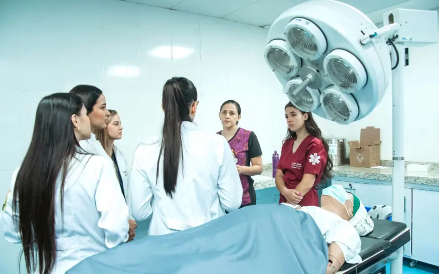 Medicina na UCP de Pedro Juan: estações de simulação clínica garantem excelência no preparo para o Revalida