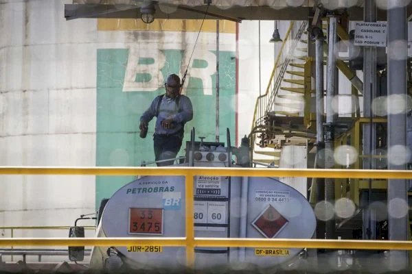 Petrobras anuncia redução de R$ 0,15 do preço da gasolina