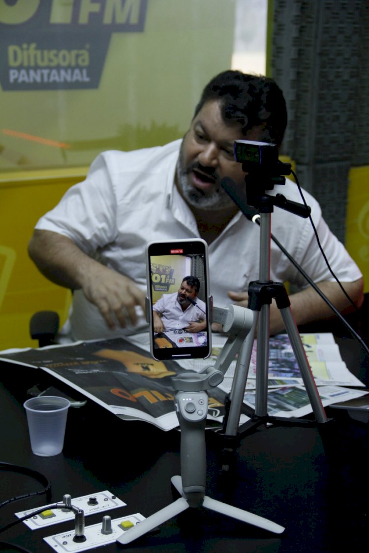 Carlos Bernardo concede entrevista em rádio da Capital