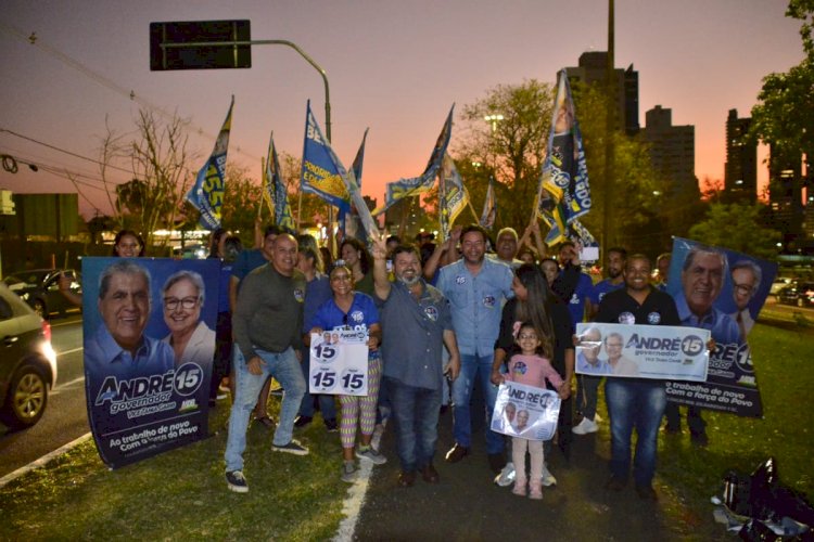 Equipe de Carlos Bernardo realiza adesivaço em Campo Grande