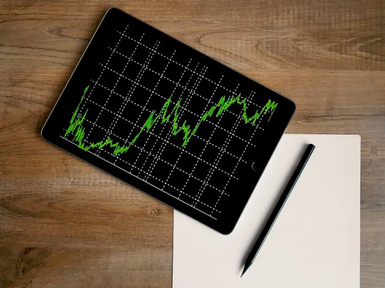 Ibovespa oscila entre altas e baixas, com política monetária e dados econômicos no radar