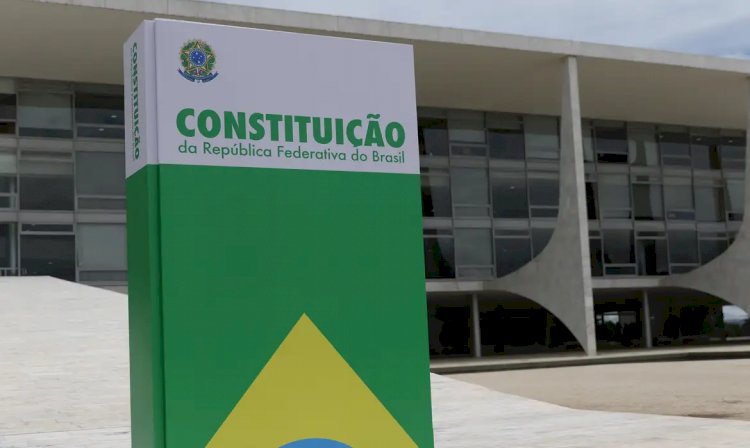 Sedes dos três poderes exibem representação da Constituição Federal