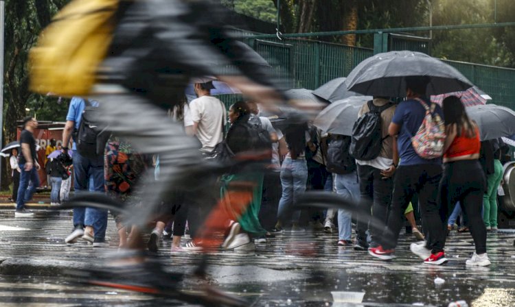 Frente fria potencializa efeitos de massa quente e úmida do Sudeste