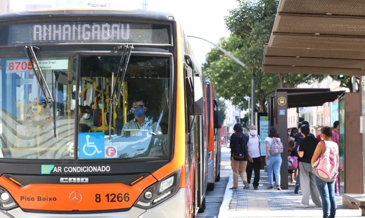 Setor de serviços recua 0,9% em novembro, influenciado por transporte