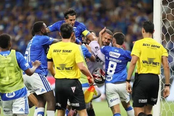 Caos no Mineirão: pancadaria entre Cruzeiro e Atlético termina com expulsões em massa
